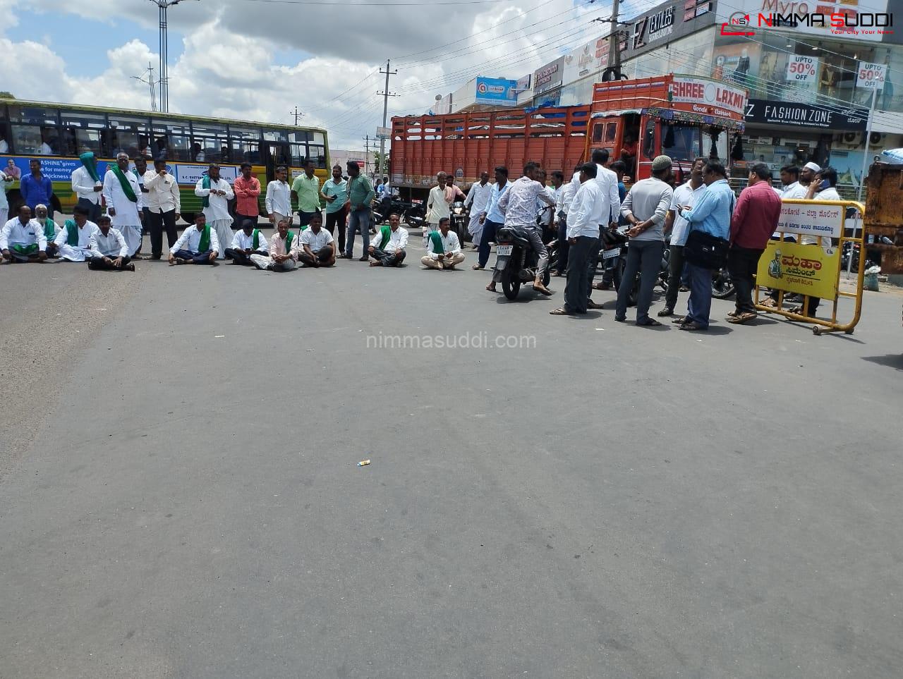 ರಸ್ತೆ ತಡೆದು ರೈತರ ಪ್ರತಿಭಟನೆ