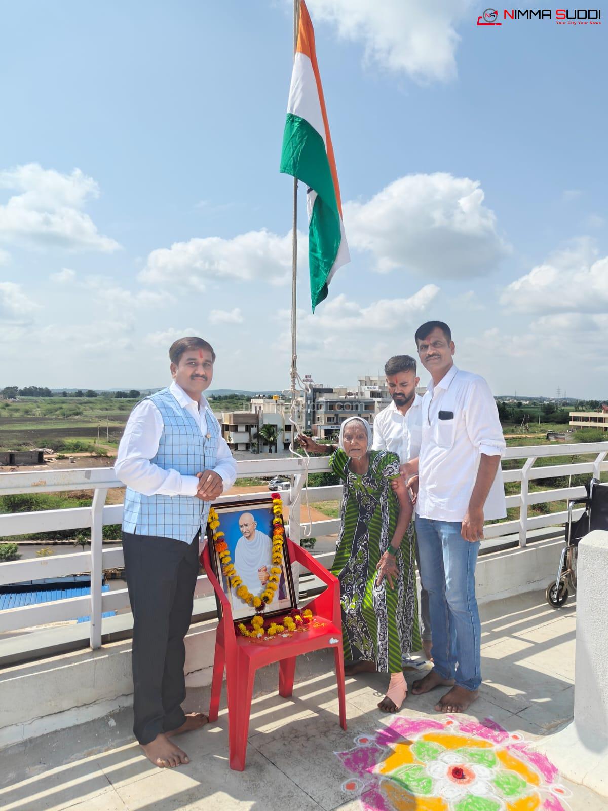 ಶಸ್ತçಚಿಕಿತ್ಸೆ ನಂತರ ತಿರಂಗಾ ಹಾರಿಸಿದ ಶತಾಯುಷಿ