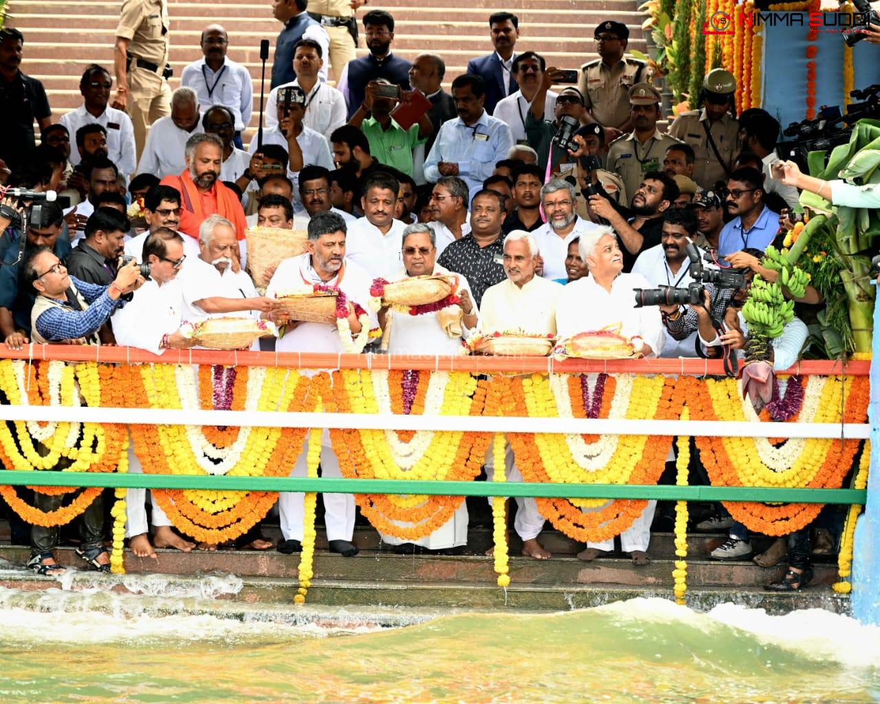 *ಕೃಷ್ಣೆಯ ಜಲಧಿಗೆ ಸಿಎಂ, ಡಿಸಿಎಂ ಬಾಗಿನ ಅರ್ಪಣೆ