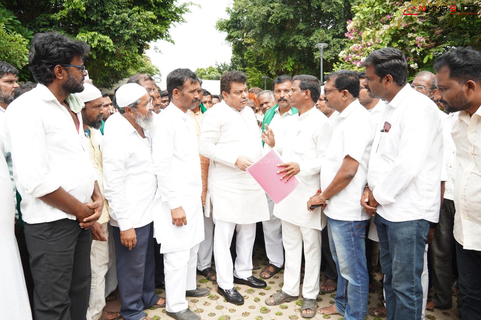 ಫಲಾನುಭವಿಗಳಿಗೆ ಹಣ ವಿತರಿಸಿ