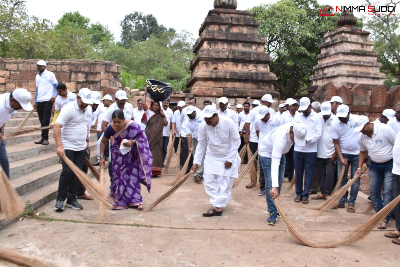 ಮಹಾಕೂಟದಲ್ಲಿ ಸ್ವಚ್ಚತಾ ಕಾರ್ಯಕ್ಕೆ ಸಂಸದ ಗದ್ದಿಗೌಡರ ಚಾಲನೆ