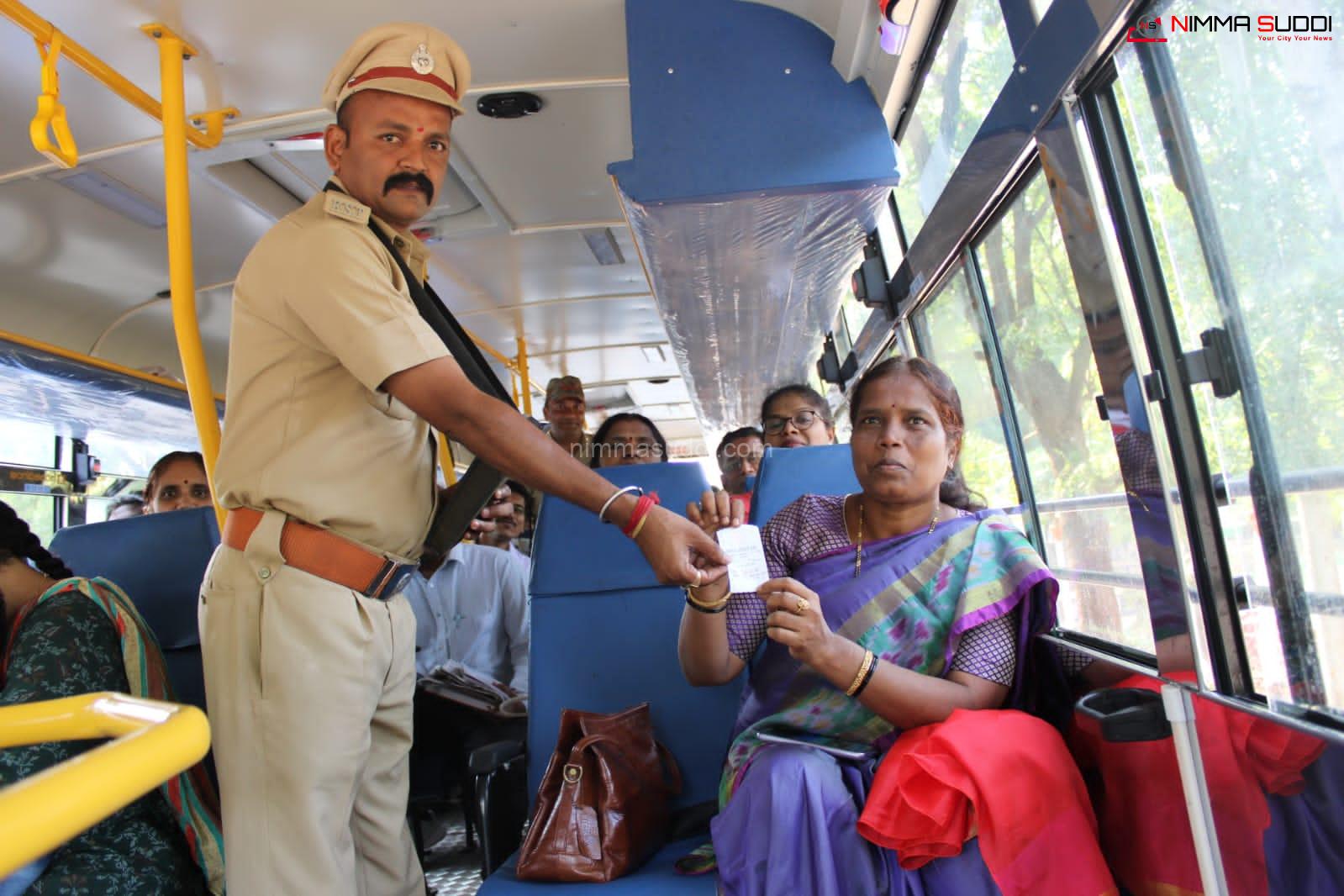 ಬಸ್ ನಲ್ಲಿ ಅಧಿಕಾರಿಗಳ ಪಯಣ