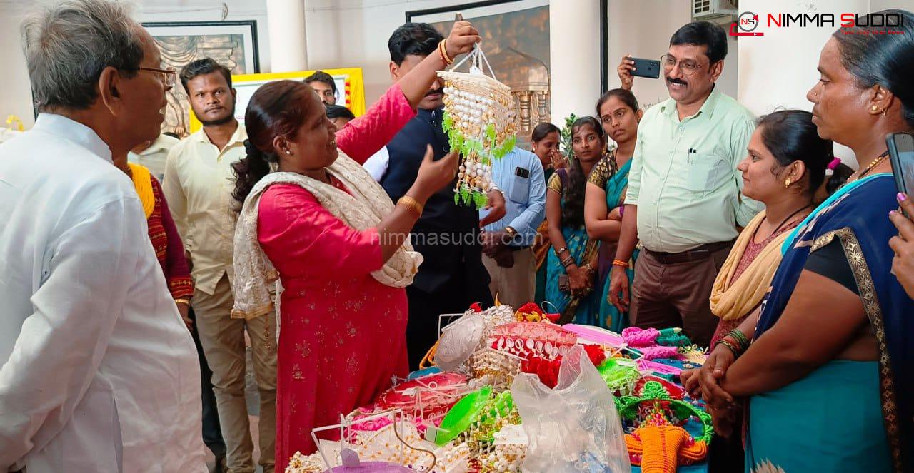 *ಸ್ವ-ಸಹಾಯ ಸಂಘಗಳಿಂದ ತಯಾರಿಸಿದ ವಸ್ತುಗಳ ಪ್ರದರ್ಶನ