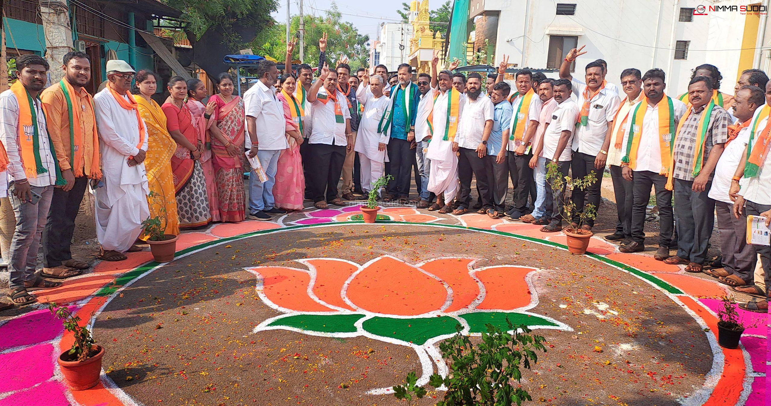 ಬಾಗಲಕೋಟೆಯ ಮನೆಯಂಗಳದ ರಂಗೋಲಿಯಲ್ಲಿ ಅರಳಿದ ಕಮಲ