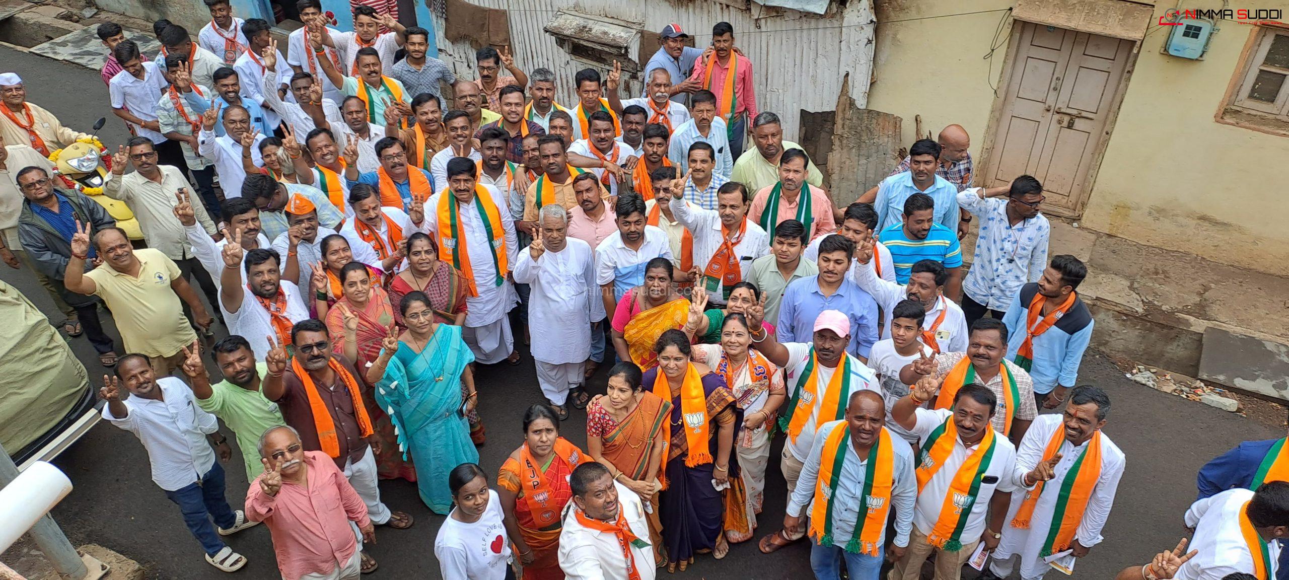 ಗದ್ದಿಗೌಡರಿಗೆ ಹಾರ ಹಾಕಿ, ಸಿಹಿ ಹಂಚಿ ಬೆಂಬಲ ಸೂಚಿಸಿದ ಜನತೆ