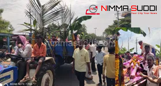 ಮೆರವಣಿಗೆಯೊಂದಿಗೆ ದೇವಸ್ಥಾನದ ಮುಂದೆ ಮೃತ ದೇವರ ಹಸುವನ್ನು ಅಂತ್ಯಕ್ರಿಯೆ ಮಾಡಿದ ಗ್ರಾಮಸ್ಥರು