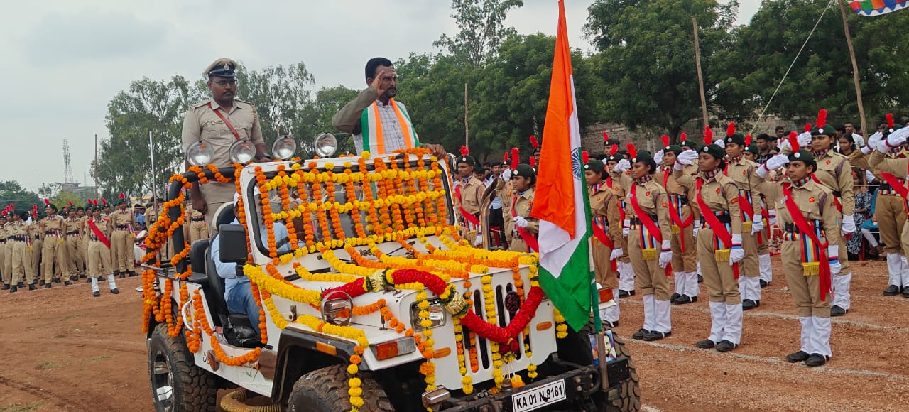 ವರುಣನ ಆಗಮನದ ಮಧ್ಯದಲ್ಲಿ ಸಂಭ್ರಮದಿಂದ ಜರುಗಿದ : ೭೮ ನೆಯ ಸ್ವಾತಂತ್ರ್ಯೋತ್ಸವ ಆಚರಣೆ