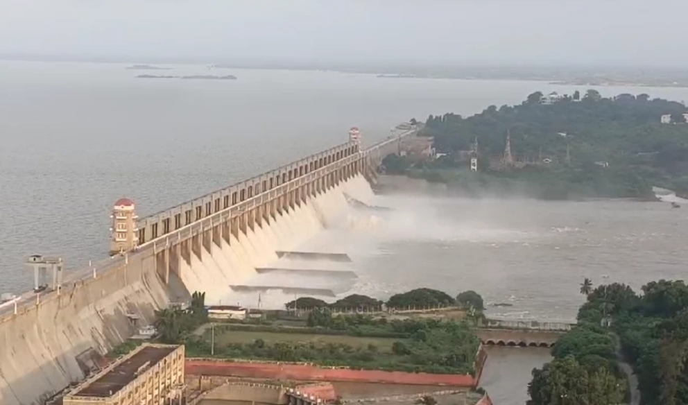 Tungabhadra dam; ತುಂಗಭದ್ರಾ ಡ್ಯಾಂನ ಒಂದು ಗೇಟ್ನ ಚೈನ್ ಕಟ್, ನದಿಗೆ ಹರಿಯುತ್ತಿದೆ ಅಪಾರ ನೀರು, ಹೆಚ್ಚಿದ ಆತಂಕ