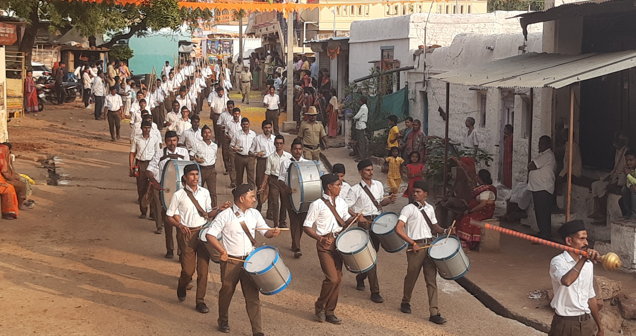 ಗಮನ ಸೆಳೆದ ನಡಿಗೆ, ನೂರಾರು ಸ್ವಯಂಸೇವಕರ ಹೆಜ್ಜೆ